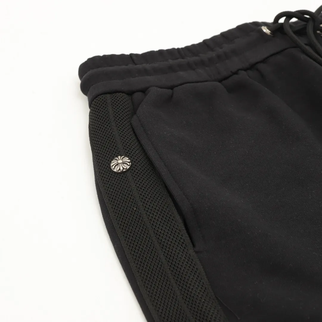 🅿️390 CH/Cro Heart Cross patch embroidered trousers. The fabric is made of custom woven composite fabric. It is dyed and then treated with wool. It is silky and super soft compared to the original version. The fabric texture has clear and obvious strands and excellent drape. The exquisite workmanship has reached foreign trade export standards. The cross on both sides of the front panel is embroidered with Sanskrit. It is fashionable and individual. It is super versatile and good-looking. It is a must-have for fashionable men and women. It is unparalleled in terms of upper body comfort. size：XS-L